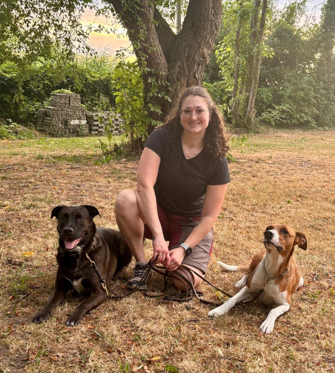 Lea Kirchgässner mit ihren zwei Hunden